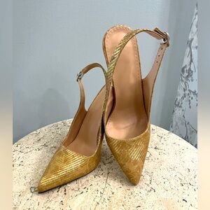 🔥🔥Gorgeous gold shimmer heels